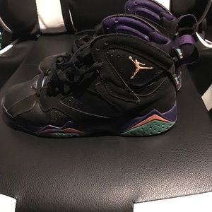 USED AUTHENTIC JORDANS SIZE 6Y